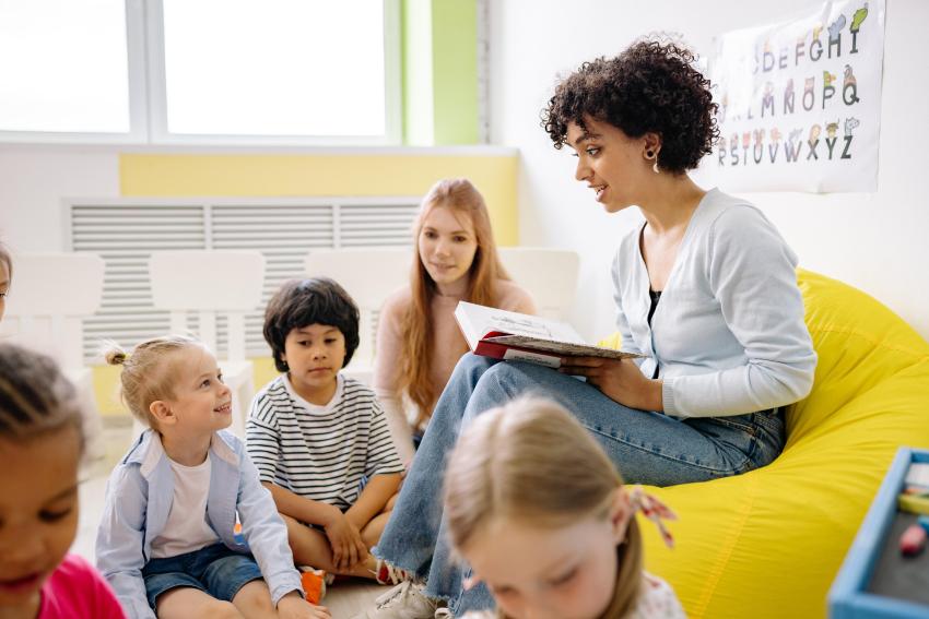 Mevrouw leest voor aan kinderen